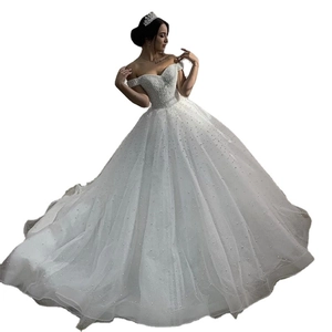 Elegante witte off-shoulder trouwjurk met parelversiering en een volle prinsessenrok