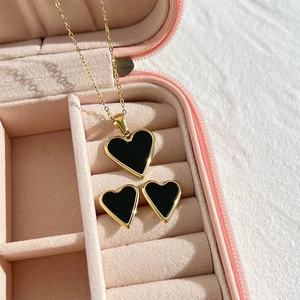 Detailansicht der schwarzen Herz-Schmucksets aus Emaille in einer rosa Samtbox