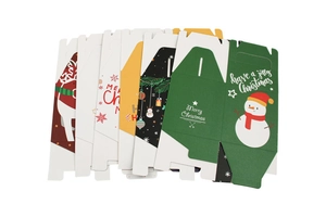 Mise à plat de boîtes de Noël colorées en papier avec slogans pour cadeaux de fête