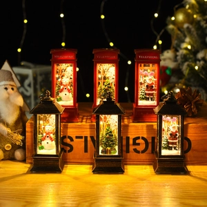 Lanterna natalizia luminosa con Babbo Natale all'interno di una cabina telefonica