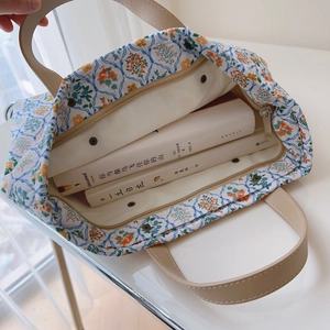 Vue de dessus de l'intérieur du sac cabas en coton fleuri avec poche zippée et grande capacité