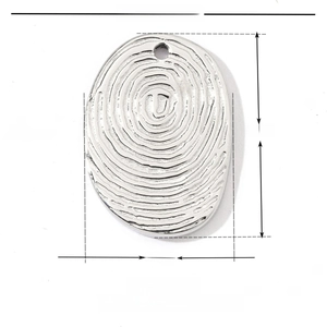 Détail du pendentif ovale en acier inoxydable avec une texture unique de spirale d'empreinte
