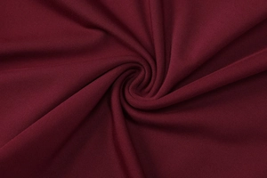 Vue détaillée de la texture du tissu en maille côtelée bordeaux et motif à rayures