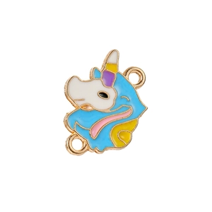 Détail du pendentif licorne en émail multicolore avec bordure dorée et anneaux