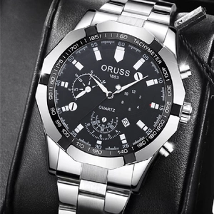 Dettaglio dell'orologio da uomo in acciaio con ghiera ottagonale e quadrante nero in box