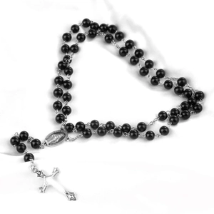 Collier chapelet avec élégantes perles de verre noires et pendentif croix argenté