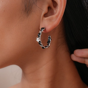 Boucles d'oreilles rétro en C avec cuir tressé, chaîne argentée et pendentif étoile