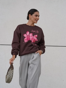 Felpa marrone oversize con stampa floreale rosa e scritta Simple Joy stile vintage
