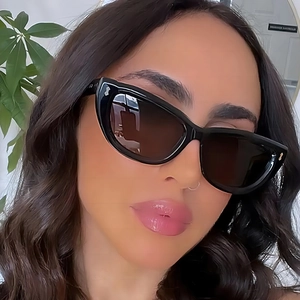 Occhiali da sole cat-eye neri da donna con aste larghe e lenti scure sfumate alla moda