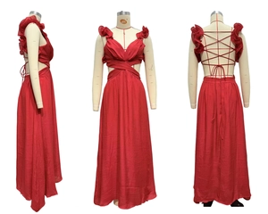 Dettaglio a tre viste del vestito lungo in chiffon rosso con schiena scoperta e scollo a V