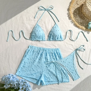 Piatto di bikini a tre pezzi azzurro con tessuto testurizzato e accessori da spiaggia