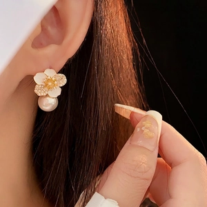 Elegant floral pearl earrings with zircon inlay and white enamel in a French vintage style