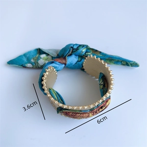 Detailed view of french vintage scarf bracelet with 3.6cm height and 6cm diameter dimensions