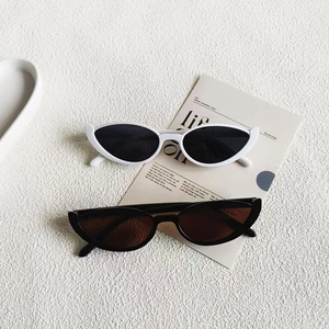 Retro cat-eye sunglasses for women and men, stylish white and black vintage eyewear