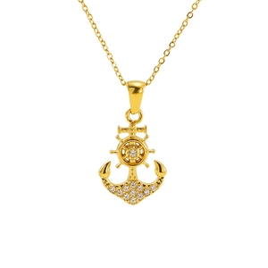 Détail du collier pendentif ancre et gouvernail doré orné de zircons cubiques brillants