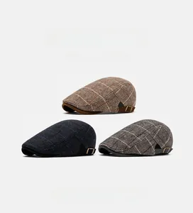 Tre classiche coppole britanniche nei colori grigio e marrone con fibbia in metallo