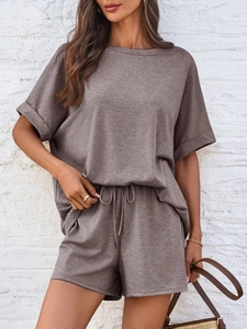 Nahaufnahme der taupefarbenen Strickstruktur des Damen-Sets aus T-Shirt und Shorts