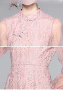 Détails de robe qipao en dentelle rose avec broderies florales et boutons chinois