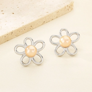 Macro de boucles d'oreilles fleur argentée ajourée avec perle champagne sur pierre