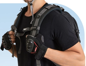 Vue détaillée du sac à dos tactique noir et des gants de protection pour l'extérieur