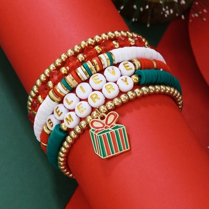 Détail du lot de bracelets de Noël avec perles lettres BELIEVE et breloques de fête