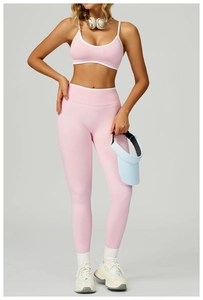 Détails de l'ensemble de yoga rose avec rayures blanches et tissu côtelé de haute qualité