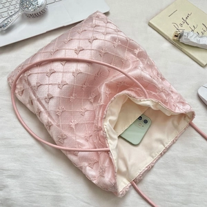 Vue intérieure du sac cabas rose en dentelle brodée montrant le rangement du smartphone