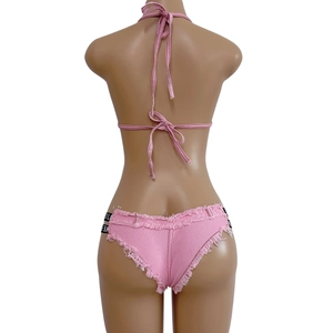 Vista posteriore dettagliata del set bikini in denim rosa con bordi sfrangiati e cinghie
