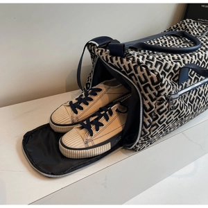 Détail du sac de voyage grande capacité avec un compartiment à chaussures séparé