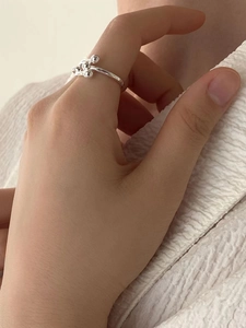 Anello a ferro di cavallo minimalista in argento 925 con sfera decorativa sulla mano