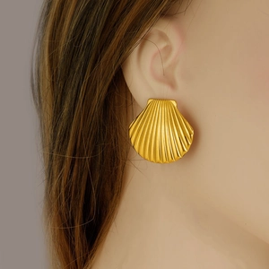Fashionable 18k gold plated 304 stainless steel shell stud earring on female model