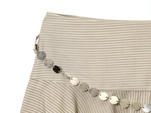 Vue détaillée d'une jupe midi rayée avec ceinture décorative en chaîne métal argenté
