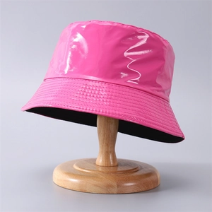 Dettaglio del cappello alla pescatora in pelle PU rosa lucida con fodera in tessuto nero