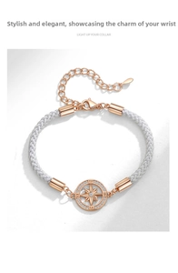 Détail du pendentif étoile boussole en or rose avec chiffres romains sur cordon blanc
