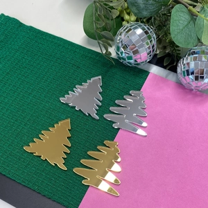 Detailansicht der goldenen und silbernen Cupcake-Topper aus Acryl in Weihnachtsbaumform