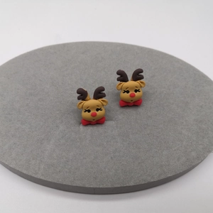 Weihnachts-Rentier-Ohrstecker mit roter Schleife auf neutralem Sockel