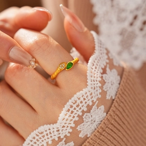 Détail de la bague vintage plaquée or avec zircon vert et texture de branche