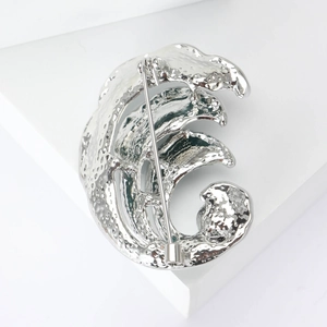 Broche vague en émail argenté à la mode avec texture et fermoir à épingle sûr