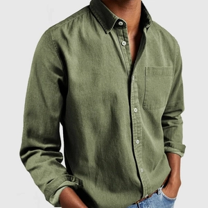 Camisa clásica de hombre verde oliva de manga larga con cuello de solapa y bolsillo