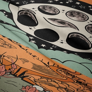 Makro-Detail von Astrologie-Wandteppich mit Mondphasen und Krebs-Sternzeichen-Druck