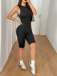 Dettaglio della tutina da yoga nera senza maniche da donna con vestibilità aderente