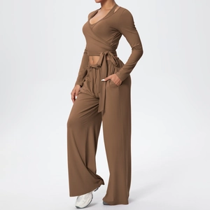 Détail du haut cache-cœur marron café avec lien à la taille et pantalon large assorti