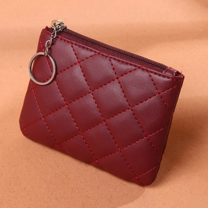 Mini portamonete trapuntato in pelle PU rosso scuro con cerniera e portachiavi