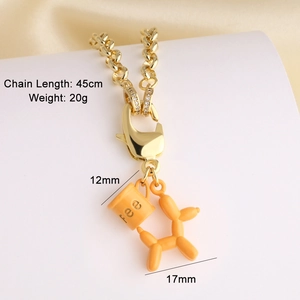 Vue détaillée du collier à grosse chaîne plaqué or 18k avec breloque chien ballon et tasse