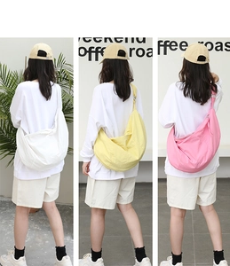 Tre colori di grandi borse a tracolla in nylon su modelli per mostrare misure e stile