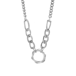 Collana a catena in acciaio inossidabile argento con ciondolo a cerchio ondulato moderno