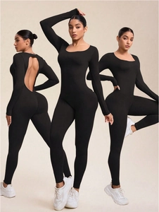 Drei-Wege-Ansicht des nahtlosen schwarzen Langarm-Jumpsuits mit tiefem U-Ausschnitt und Rückenausschnitt