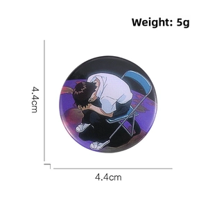 Detail view of 4.4cm anime boy metal badge pin with weight specification
