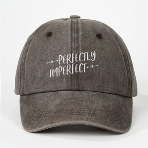 Casquette de baseball en coton lavé gris foncé avec broderie blanche Perfectly Imperfect