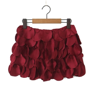 Conjunto elegante de top burdeos con cuello desbocado y minifalda de pétalos por capas